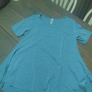 NWOT Lularoe tee